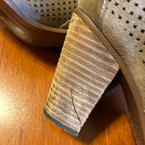 Vince Camuto Sz 8 M Fyarino Taupe booties - Picture 9 of 12